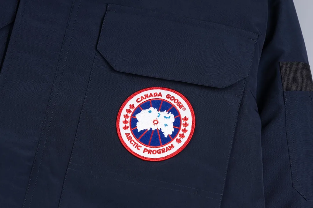 P820 (Top wolf fur version delivery handbag) Canada Goose Canada Goose #Expedition expedition parka classic down jacket ➖ Imported 21-count polyester-cotton blended original fabric [last year’s 16-count/18-count hard fabrics have been completely eliminated, this year all use 21-count genuine synchronous fabrics, the soft mid-band feels delicate and textured], genuine synchronous Feather-Light 10D waterproof coated fabric, made of 84.5% polyester fiber and 15.5% cotton, 100% the best feel in the entire network! ➖ The genuine official website uses the national standard 80 white duck down, and will never be misled by false claims such as 90 down or goose down! ➖ Using the best nylon lining with double double-layer sealing design, velvet-proof No. 7 needle + grid-filled down ready-made garments, there is 100% no so-called velvet running! ➖ The cuffs are designed with thickened seamless threads, and the collar and pockets are lined with top-quality polar fleece to keep you warm and comfortable! ➖ Yoshida YKK provides original custom-made electroplated sliders. YKK two-way lockable zippers are tight and smooth and will not peel off paint! ➖ 3M composite guarantees that the Velcro is the same as the original, durable, and all accessories and hardware are custom-made! ➖ The imported Behringer embroidery machine customizes the 10,000-needle embroidery logo, and 98% of the replicas restore the original logo. ➖ ​​The fur collars are all made of large pieces of Western Canadian blue wolf leather, ensuring that each fur collar is 13-15cm wide!